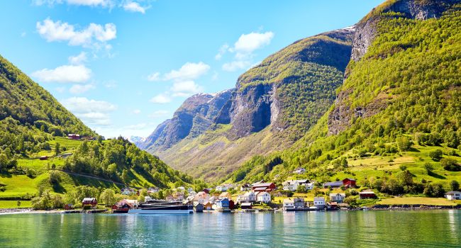 Flam Norwegen shutterstock 2184571985